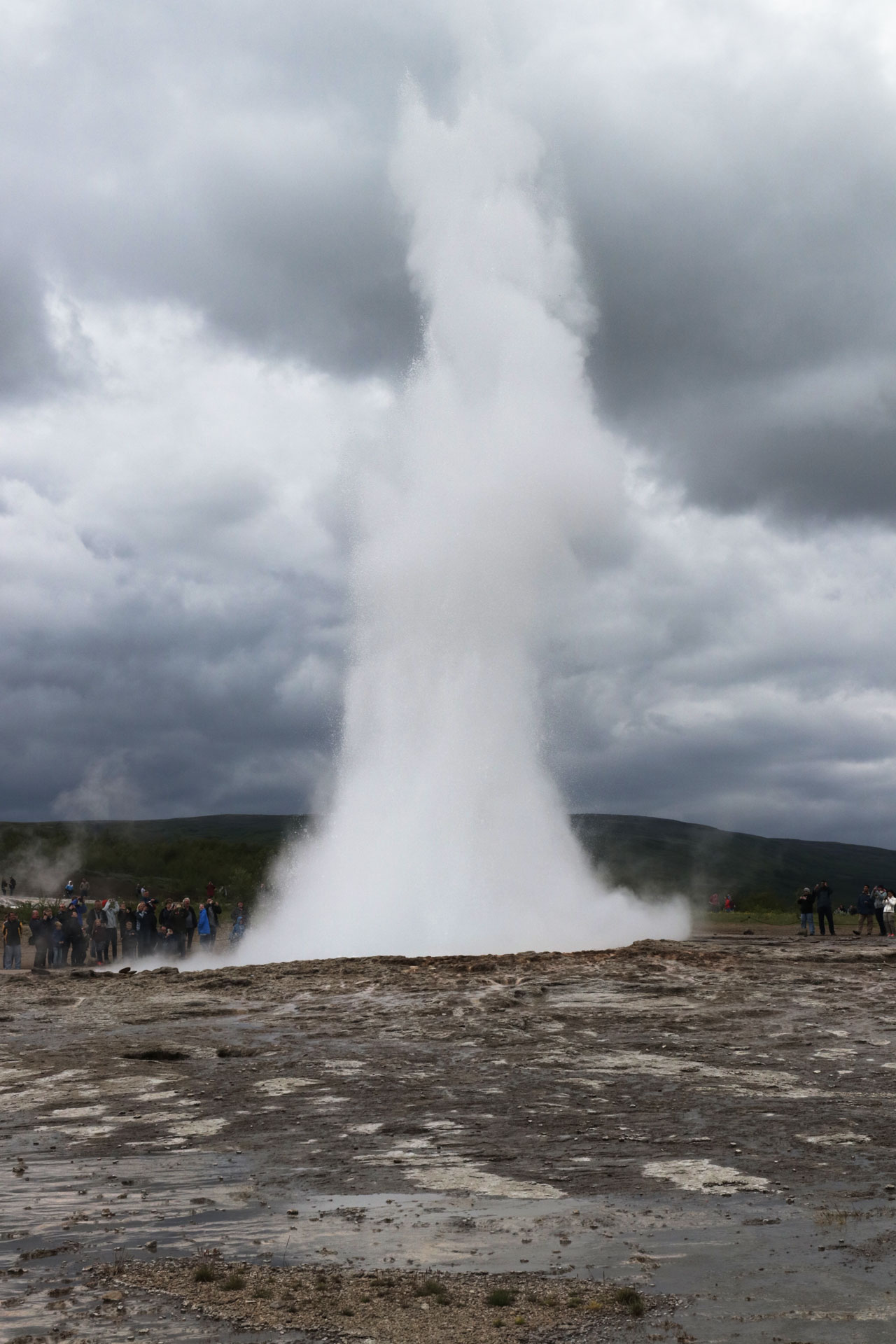 Der Geysir Strokkur - er bricht alle ~5-10 Minuten aus
