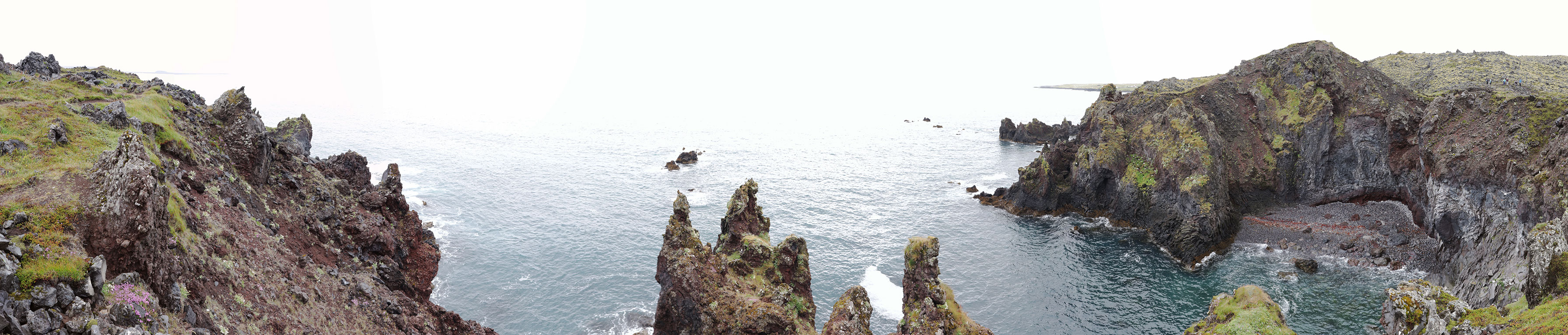 Schroffe Lavafelsen entlang der Küste