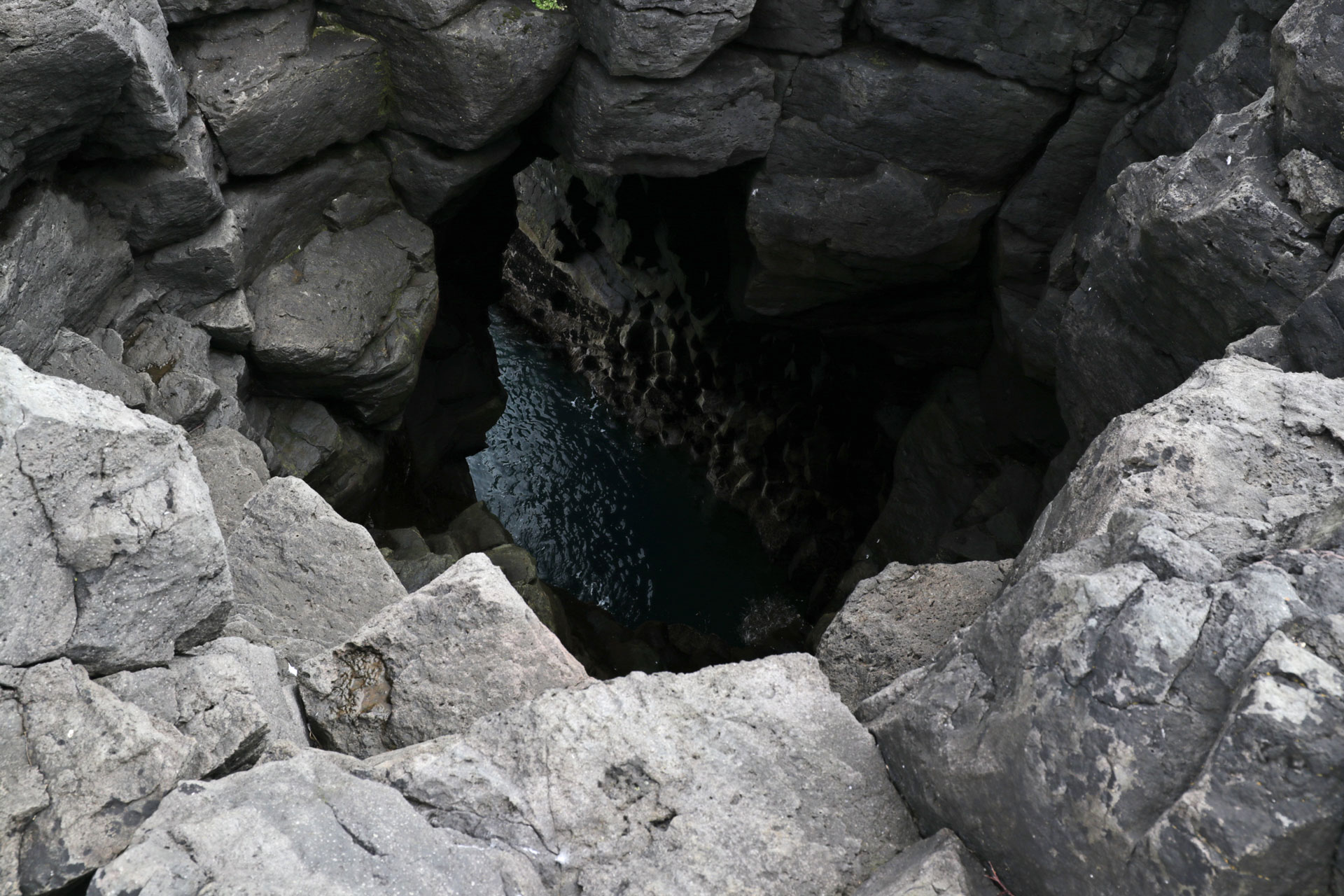 Felsenhöhle in der Küste