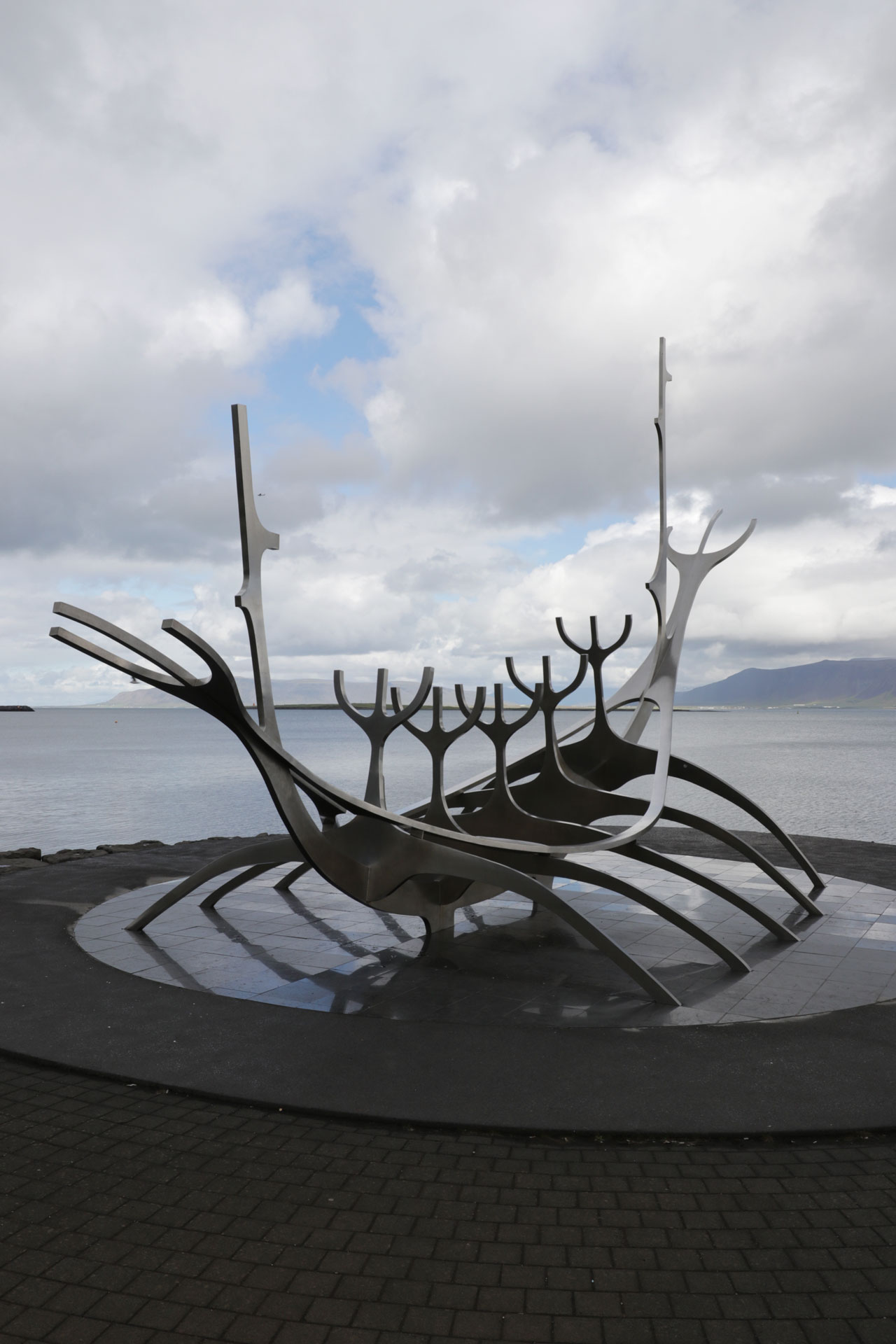  ... ist eine Skulptur des Künstlers Jón Gunnar Árnason und stellt ein Wikingerschiff dar