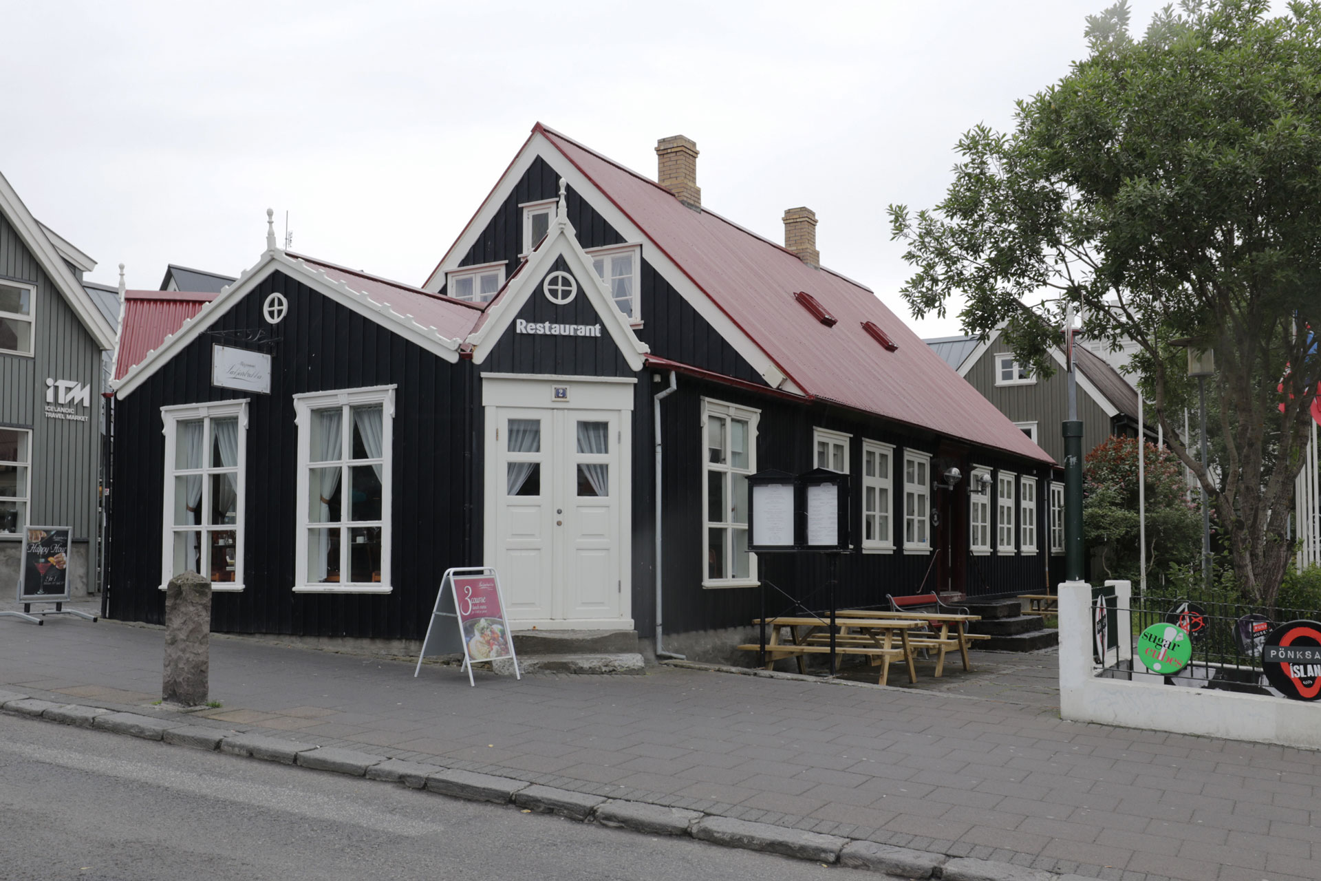 ... einige ältere Häuser haben noch eine Holzverkleidung