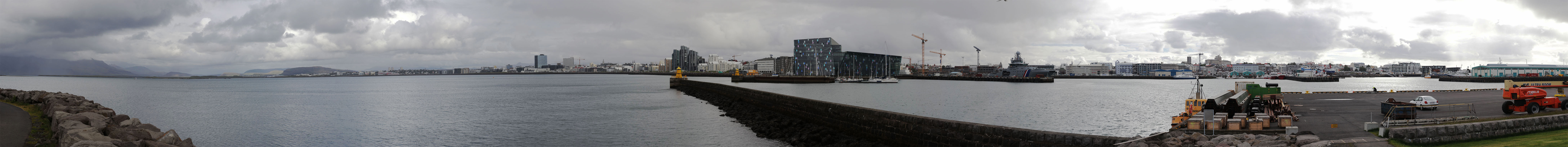 Blick auf den alten Hafen von Reykjavík (rechts), das Stadtzentrum (hinter dem Hafen) und den Konzertsaal Harpa (mittig) 