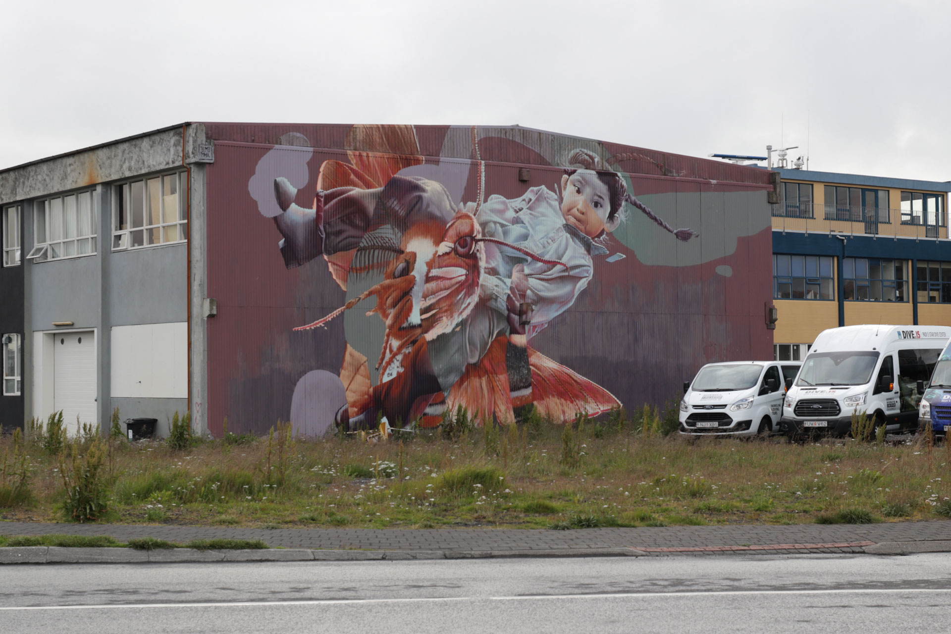 Graffiti an einer Halle im Hafengebiet