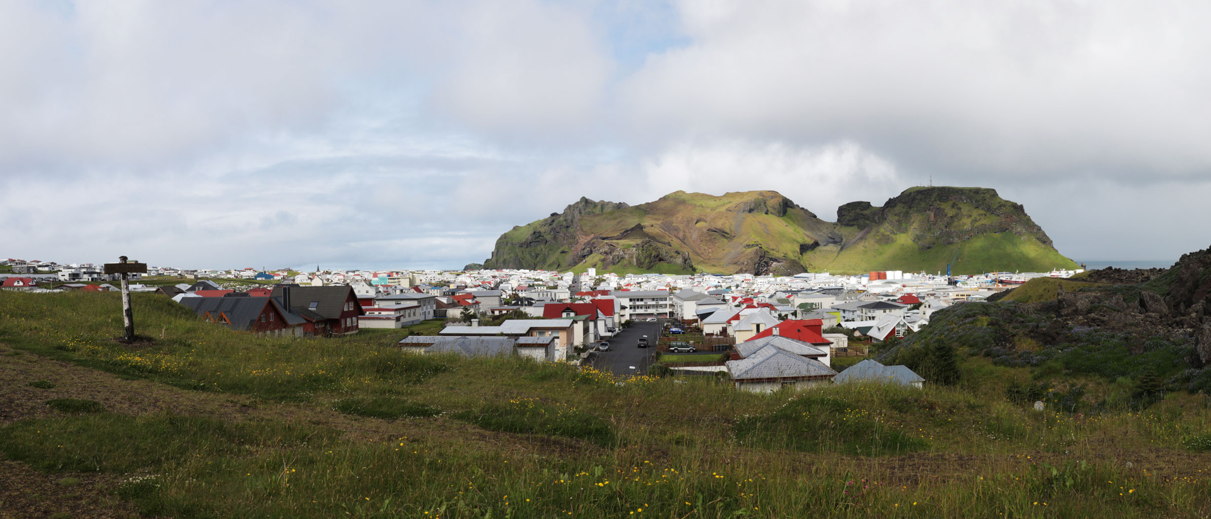 Blick auf Helmaklettur, im Vordergrund die Stadt