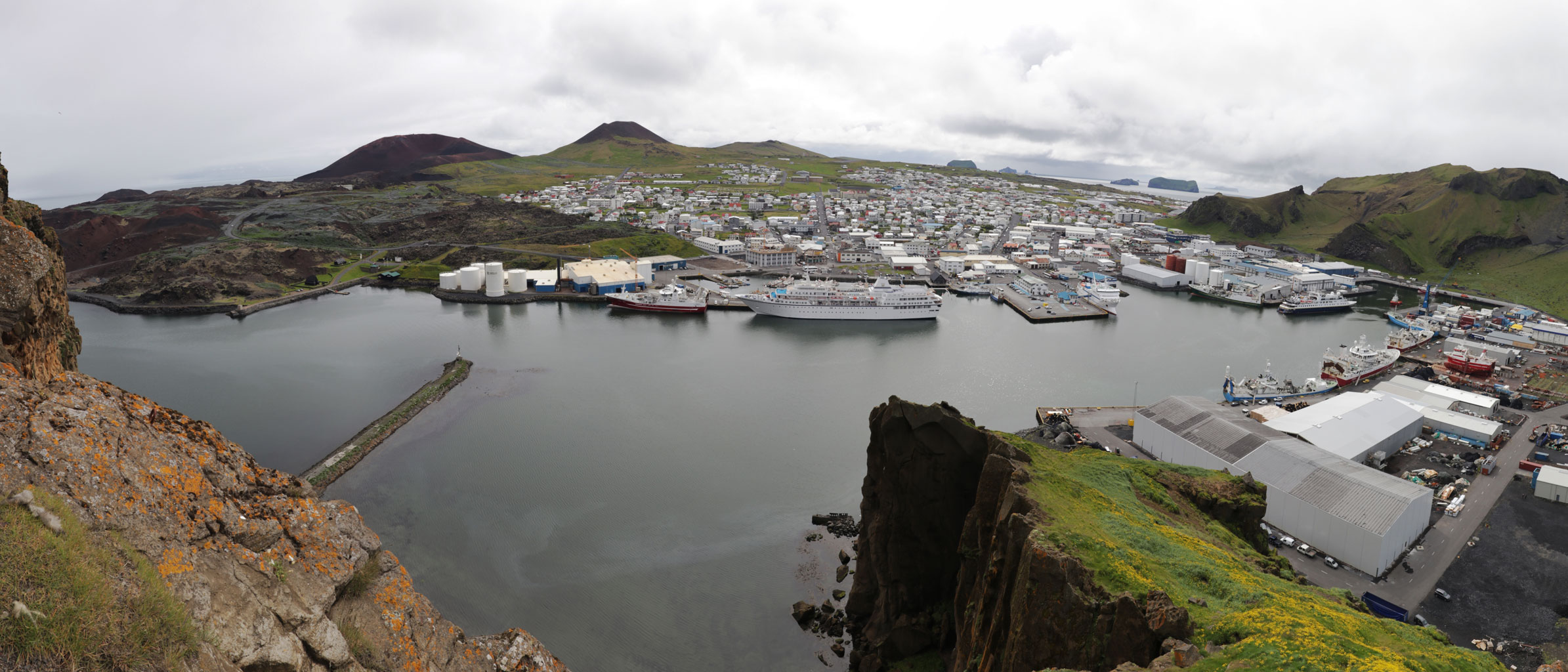 Der Hafen von Heimaey vom Helmaklettur aus gesehen