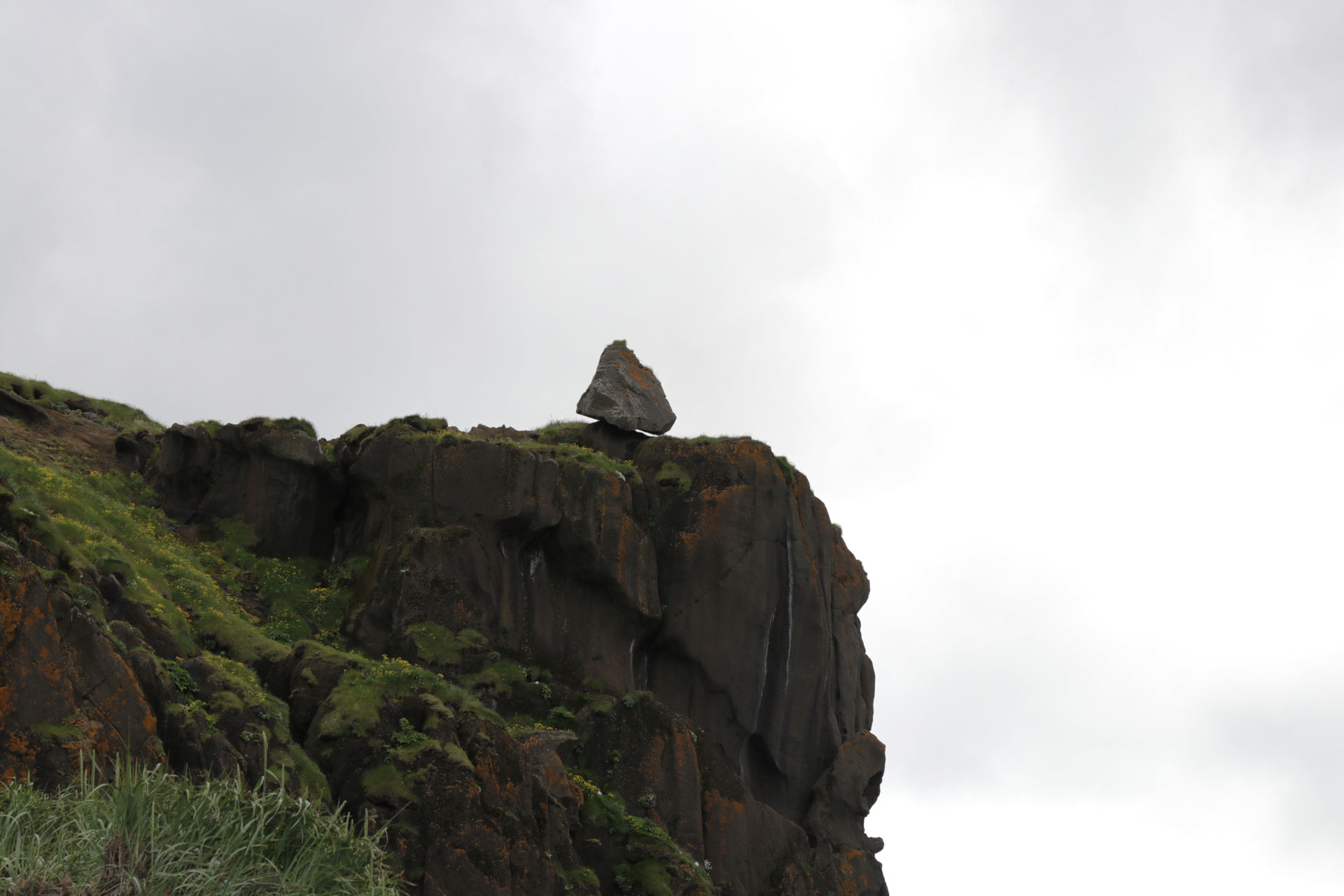 Ein einsamer Felsen auf Helmaklettur
