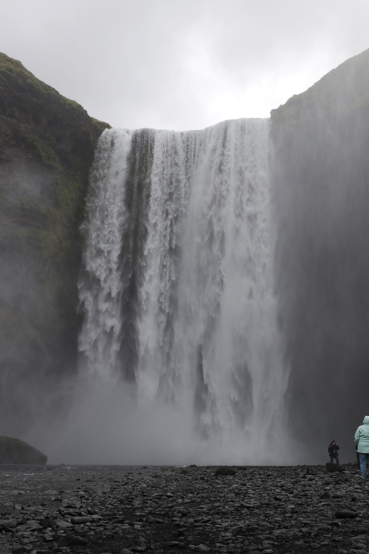 Der Wasserfall Skogafoss ...