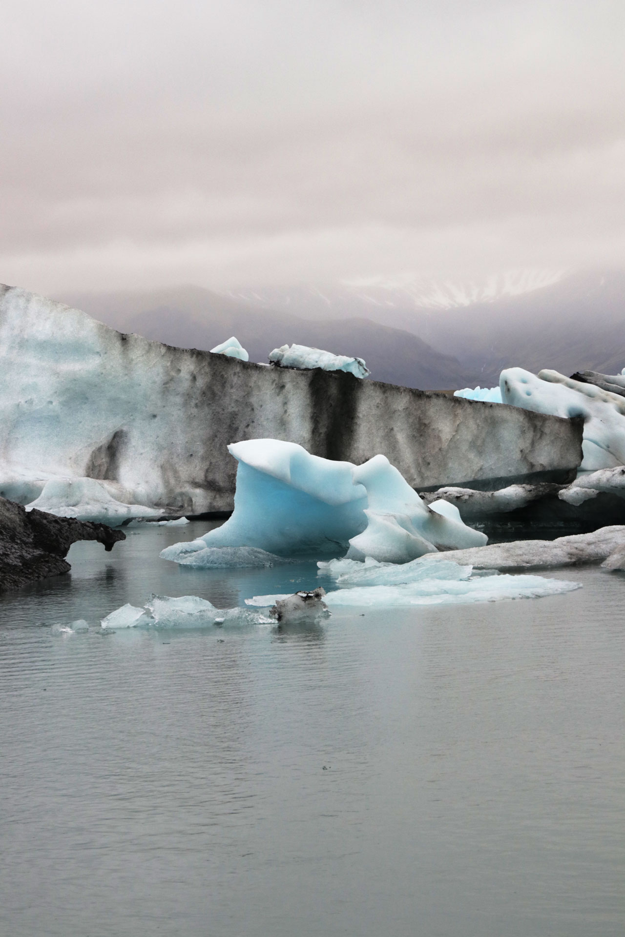In der Lagune schwimmen riesige Eisberge ...