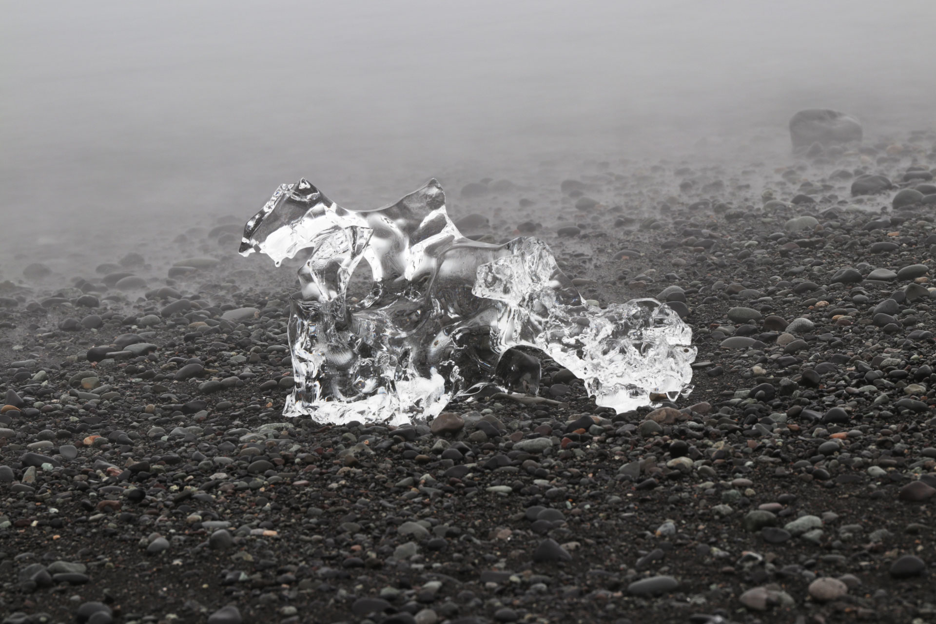 Das Eis gelangt von der Lagune ins Meer ...