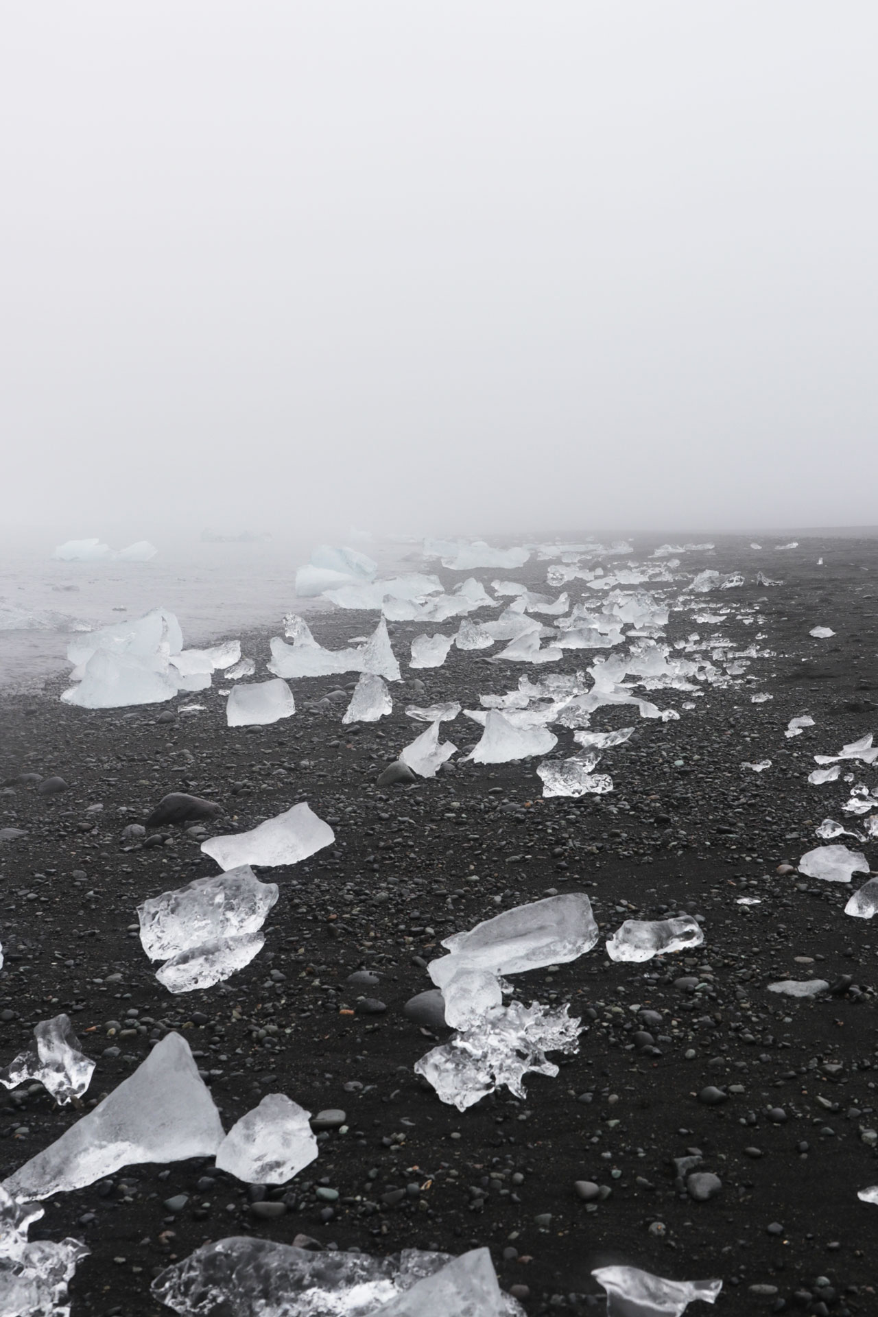 ... sodass am Strand bei der Lagune viele kleine Eisberge zu finden sind