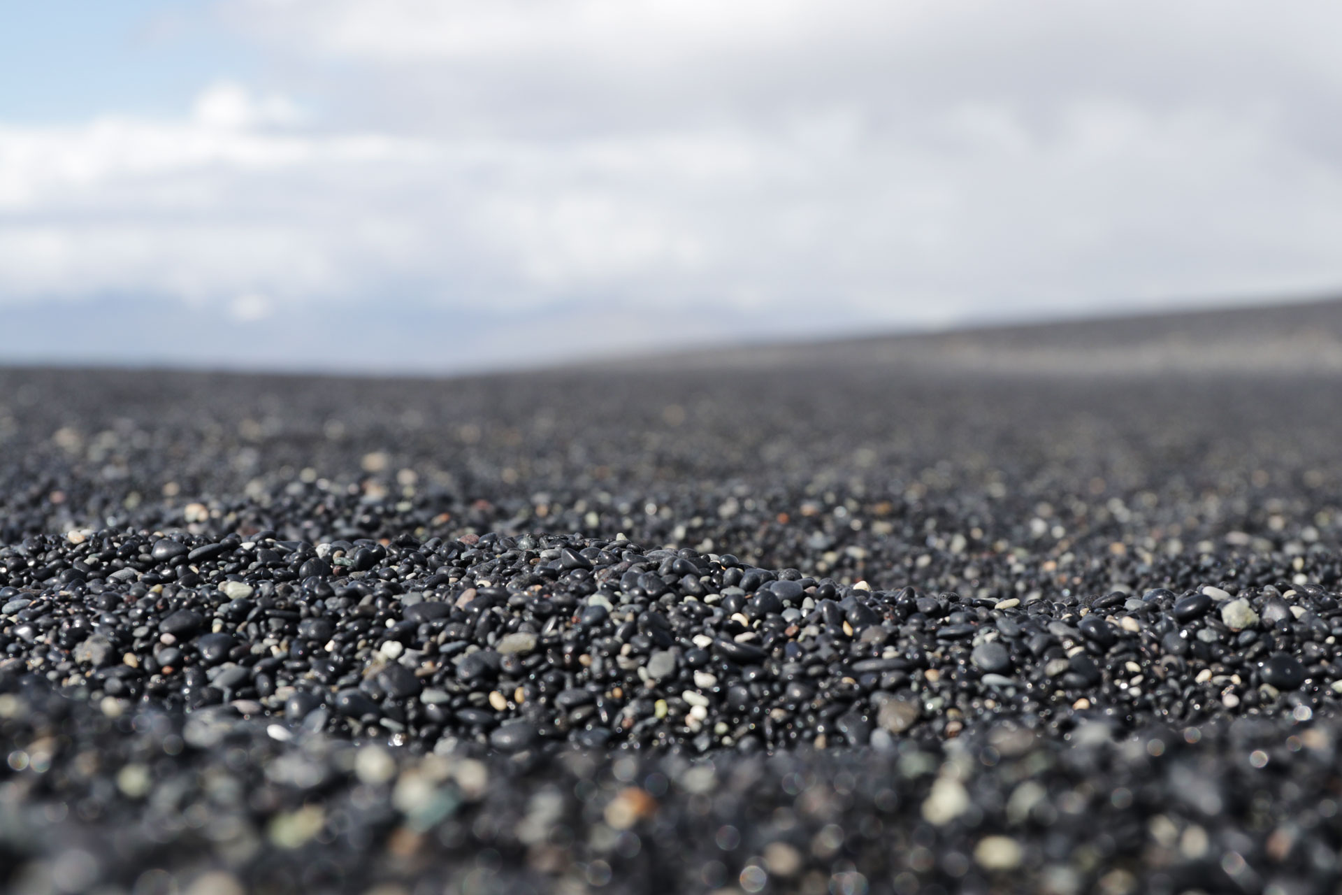 Die Kiesel sind abgeschliffen und glänzen