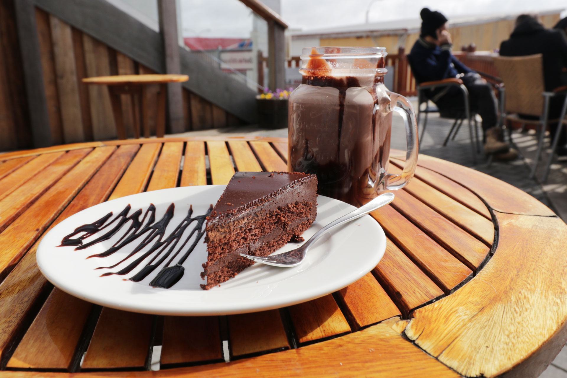 Geburtstagkuchen und Geburtstagsheißeschokolade