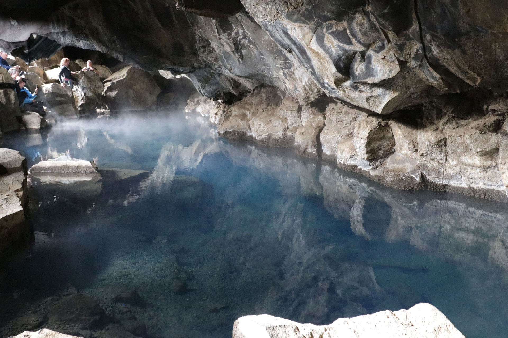 In den Grjotagja Höhlen befinden sich kleine Seen ... 