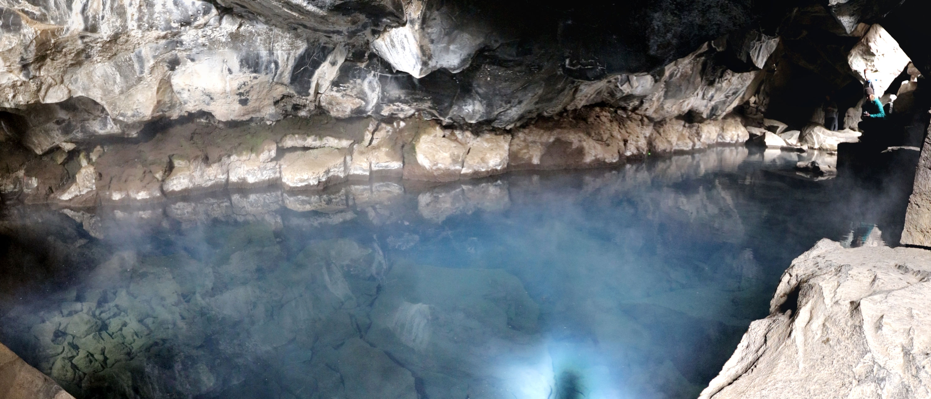... deren Wassertemperatur etwa 50°C beträgt